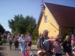 Umzug durchs Dorf